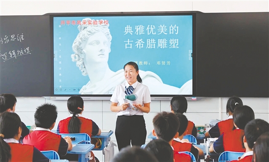 鄧賢芳堅持“以學(xué)生為中心”，打造“有趣、有料、有效、有人”的課堂。受訪者供圖