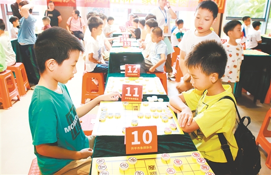 學(xué)生們?cè)趯W(xué)習(xí)棋藝的過(guò)程中提升素養(yǎng)。