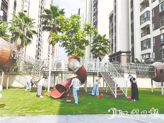 大家一起動手清潔環(huán)境，消除蚊蟲孳生隱患，創(chuàng)建干凈整潔人居環(huán)境。
