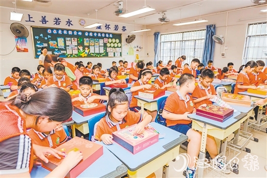 學(xué)生充分發(fā)揮創(chuàng)意，將廢舊月餅盒變廢為寶，制作成時(shí)鐘表盤、冰箱貼等。