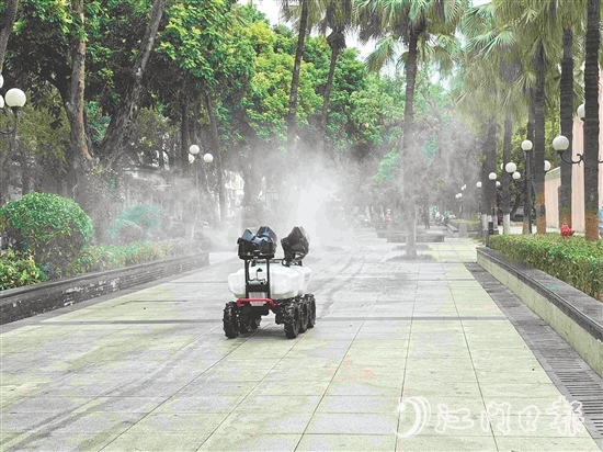 圭峰會(huì)城投放智能消殺設(shè)備，提高消殺效率。