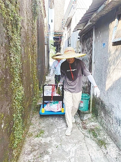 社區(qū)干部、志愿者深入冷巷，清理垃圾和雜物。