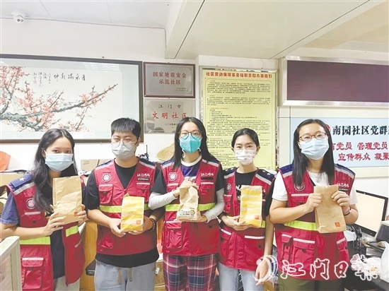 會城街道南園社區(qū)工作人員領(lǐng)取“愛心早餐”。
