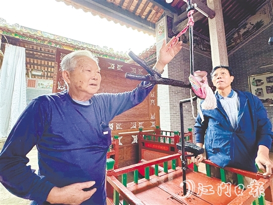趙汝潛（左）積極參與色架的設(shè)計(jì)與制作。
