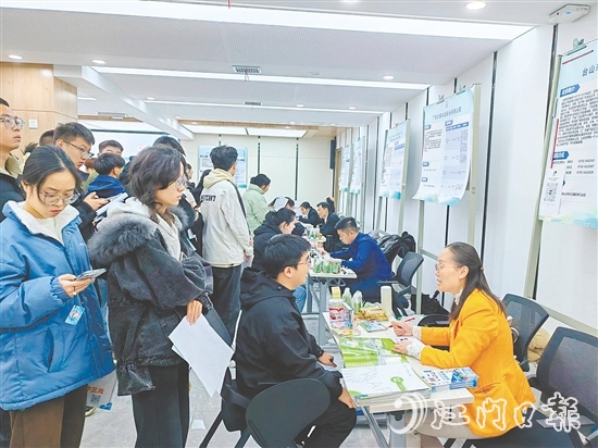 臺山重點(diǎn)招聘單位前排起長龍，求職畢業(yè)生積極投遞簡歷、咨詢交流。