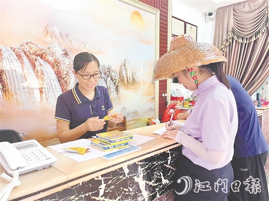 酒店前臺發(fā)放滅蚊片、蚊香等物資，普及防蚊知識。