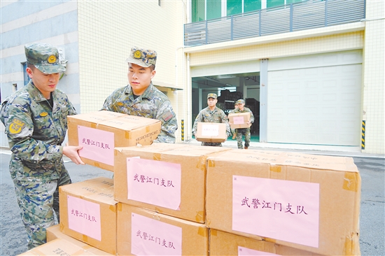 武警江門支隊(duì)官兵搬運(yùn)防疫捐贈(zèng)物資。