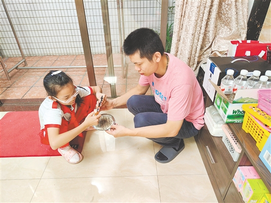 少先隊(duì)員化身“防蚊宣傳員”，帶動(dòng)家人一起防蚊滅蚊。