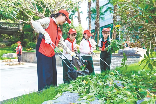 少先隊(duì)員積極參與社區(qū)的愛國衛(wèi)生運(yùn)動(dòng)。