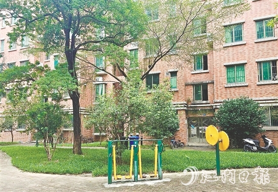 鶴山持續(xù)深入開(kāi)展愛(ài)國(guó)衛(wèi)生運(yùn)動(dòng)。圖為沙坪街道和平社區(qū)開(kāi)展環(huán)境整治后，居民生活環(huán)境更干凈、整潔。