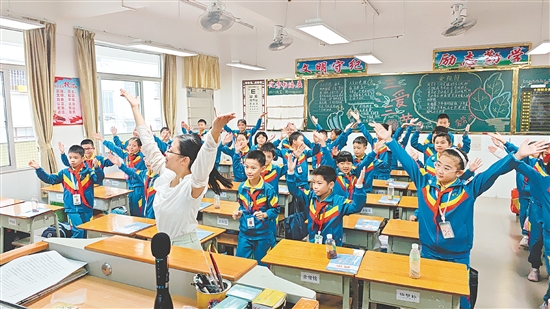 在音樂課上，蔡瑩瑩與學(xué)生一起唱歌跳舞。