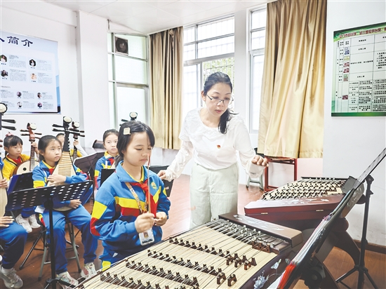 在學(xué)校民樂團(tuán)早訓(xùn)中，蔡瑩瑩為學(xué)生提供指導(dǎo)。