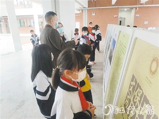展覽讓廣大學(xué)生不出校園就能“零距離”欣賞開(kāi)平市各級(jí)文物保護(hù)單位風(fēng)采。