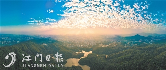 1月1日，清晨，陽(yáng)光穿透云層，照耀著江門(mén)市區(qū)。