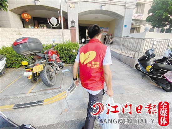 梁錦強為業(yè)主送貨上門。