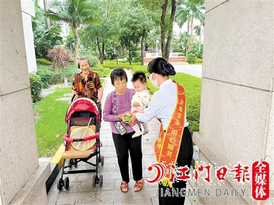 在碧桂園小區(qū)經(jīng)?？梢娢飿I(yè)工作人員的暖心服務(wù)。