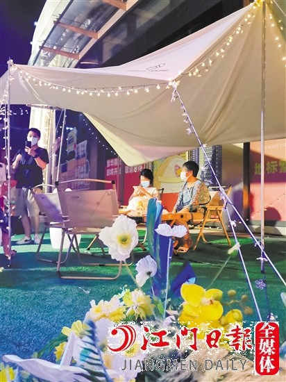 市民和家人一起享受夜晚休閑好時(shí)光。