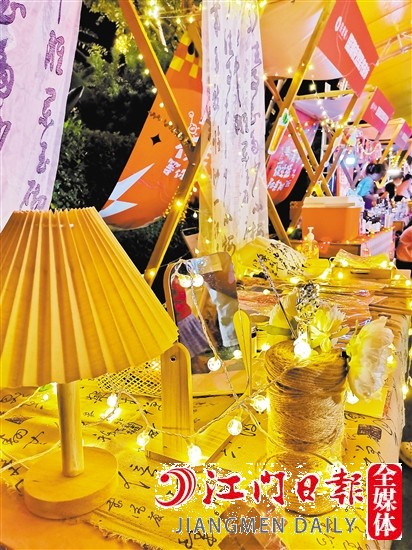 一串串彩燈次第閃亮，時(shí)尚而耀眼。