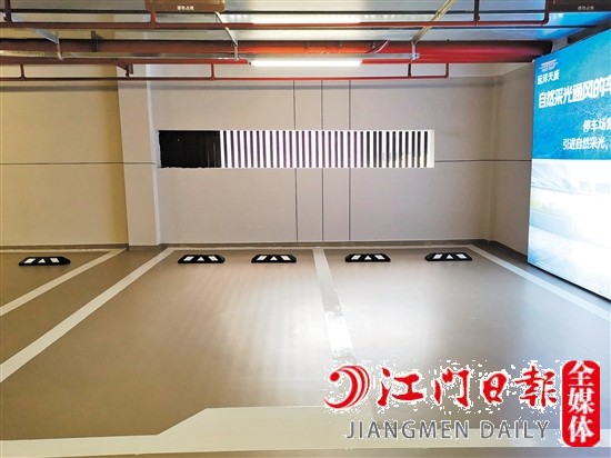 遠(yuǎn)洋天成陽光車庫設(shè)置窗戶，引自然光進入車庫。