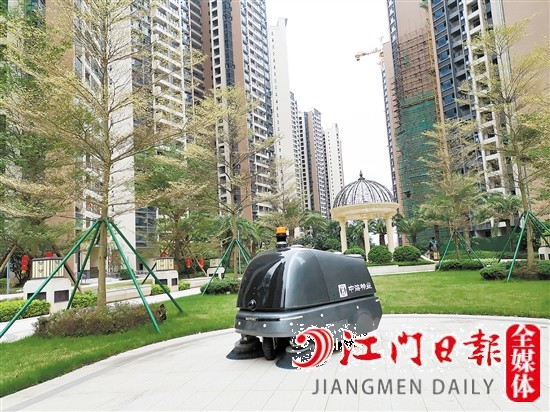 智能掃地機器人在江海區(qū)明泰城狀元居小區(qū)“上崗”一個多月了。
