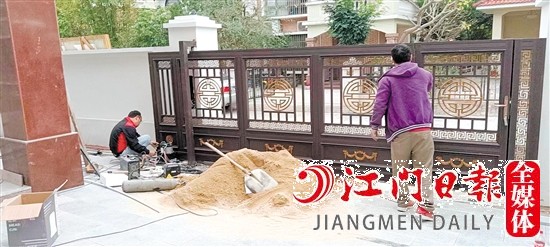 創(chuàng)永佳工作人員在安裝別墅門。