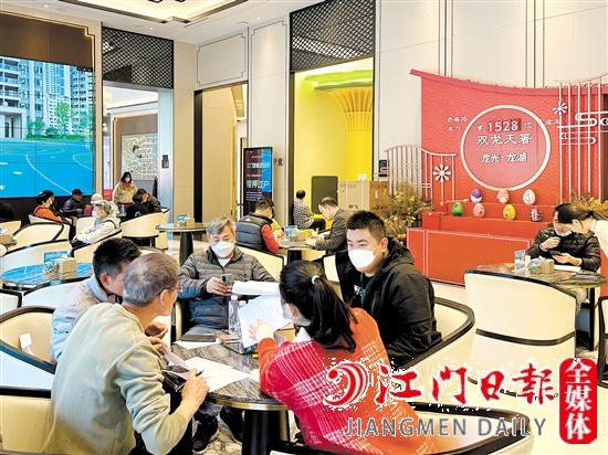 春節(jié)期間，不少市民到樓盤看房。