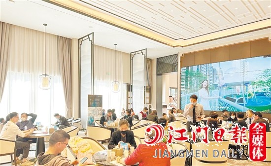 樓盤營銷中心洽談區(qū)座無虛席。