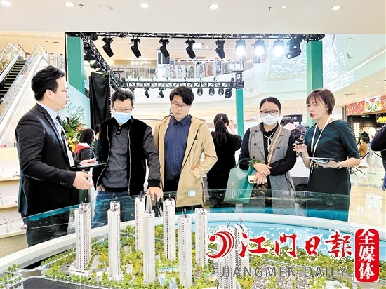 城市展廳的開放，吸引不少市民前來了解項目詳情。
