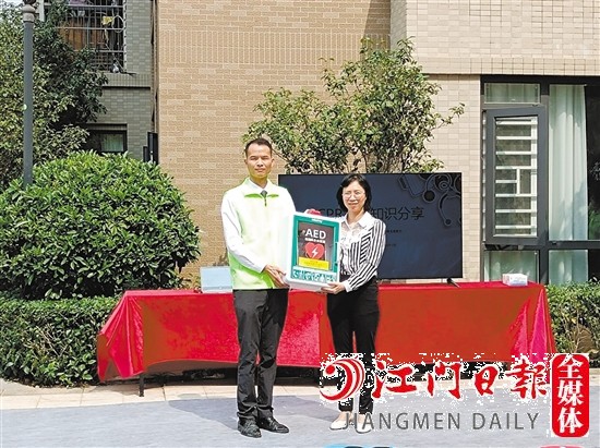 泰安地產(chǎn)代表將AED設(shè)備交接給萬科物業(yè)。