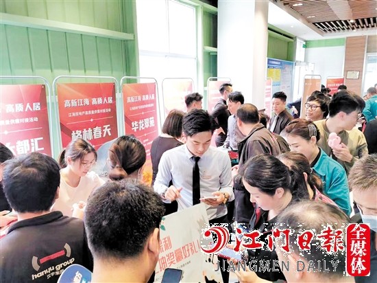 活動(dòng)現(xiàn)場(chǎng)，房企工作人員為企業(yè)職工介紹項(xiàng)目信息。