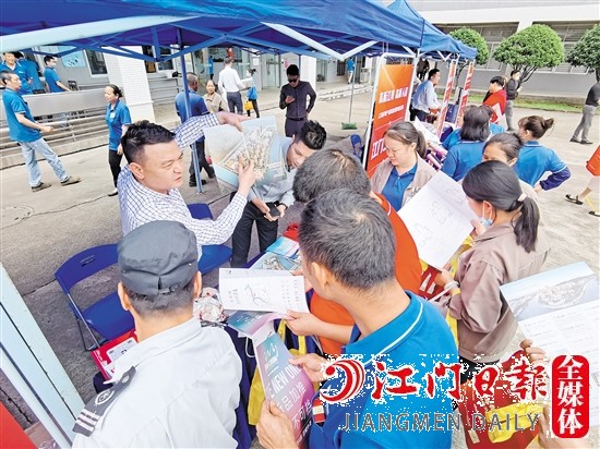 活動(dòng)現(xiàn)場(chǎng)，房企工作人員為企業(yè)職工介紹項(xiàng)目信息。