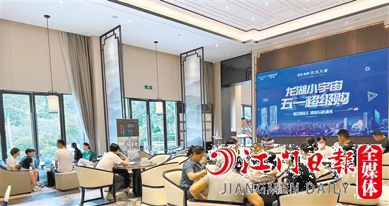 “五一”假期，不少市民選擇去看房。