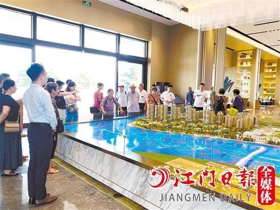 高質(zhì)量供需對接活動把市民“請進來”，組織了看房團走進樓盤。