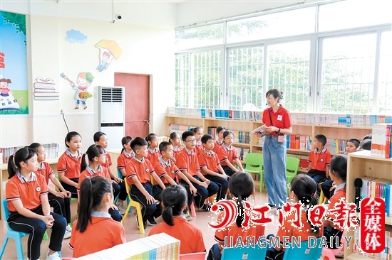 龍榜小學學生在博富公益“悅讀館”龍榜小學館里聽老師講故事。