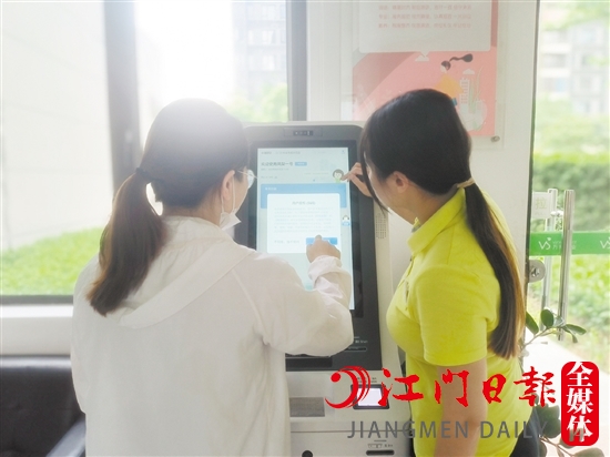 萬科金域國際“鳳梨一號(hào)”自助服務(wù)一體機(jī)為小區(qū)業(yè)主提供一站式服務(wù)。
