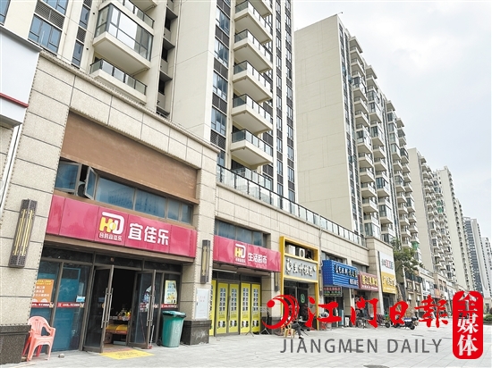 濱江新區(qū)一樓盤外面的商鋪很多，但人氣不旺。