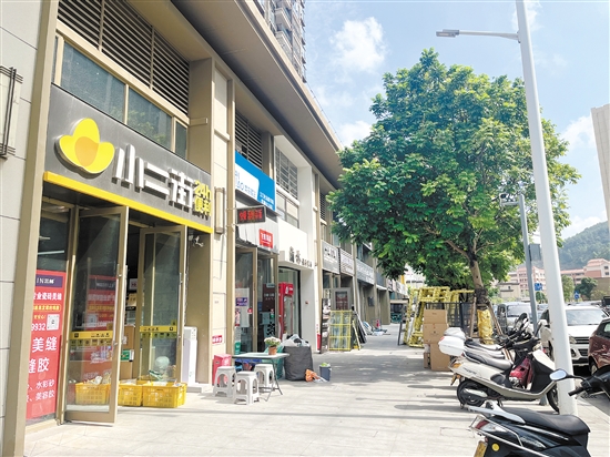 小區(qū)外面商鋪大多是一些小型便利店和快餐店，可以選擇的不多。