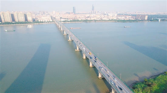 外海大橋?qū)⒅猩焦沛?zhèn)和江門(mén)外海兩個(gè)區(qū)域連為一體。