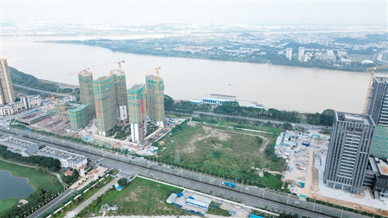沿江開發(fā)成市場熱點。