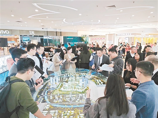 江發(fā)地產(chǎn)城市展廳開放現(xiàn)場。