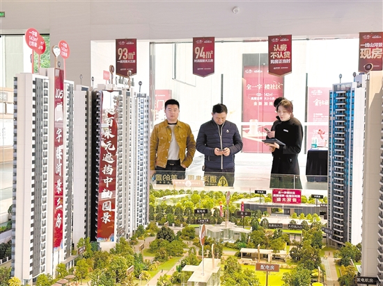 房企加大促銷，吸引市民看房。