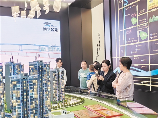今年樓市持續(xù)回暖。圖為市民在看房。