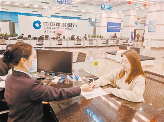 市民在辦理公積金業(yè)務(wù)。
