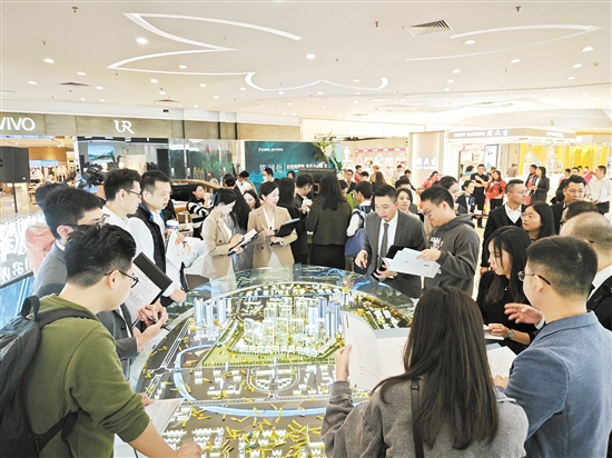 到訪江發(fā)地產(chǎn)城市展廳的市民絡(luò)繹不絕。