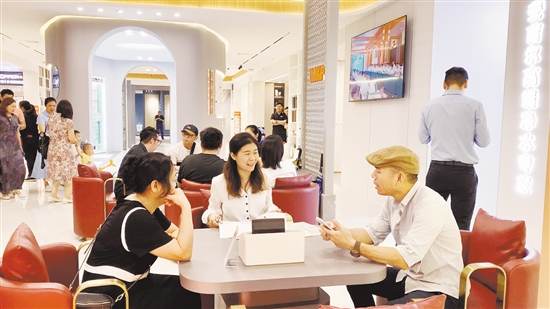 開業(yè)當天，不少市民在現(xiàn)場咨詢。