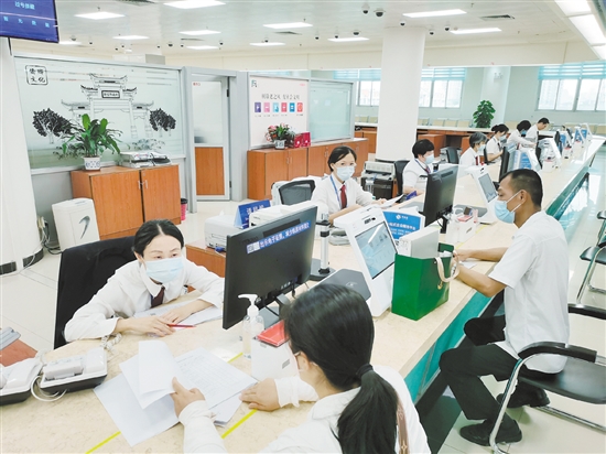 申請使用住宅專項(xiàng)維修資金的市民越來越多。