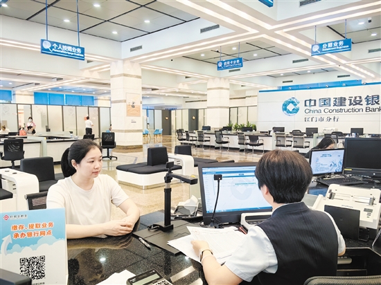 市民在咨詢單位補繳公積金事宜。