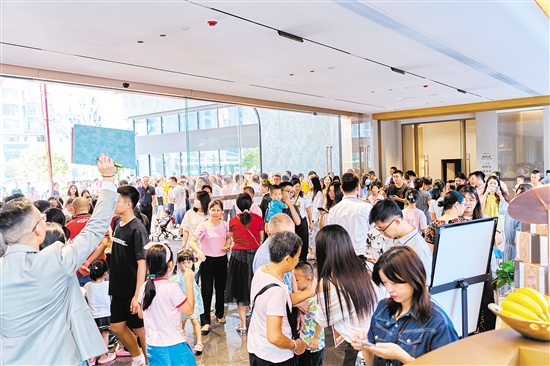 國慶假期，鶴山市駿景灣·品悅項目“人從眾”。