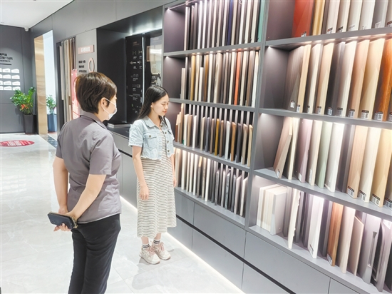 江門市家裝廚衛(wèi)“煥新”活動開展以來，吸引不少市民消費。