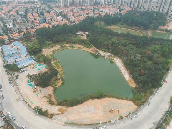 此次出讓地塊位于蓬江區(qū)灝昌園小區(qū)東側、翡翠觀瀾小區(qū)西北側。